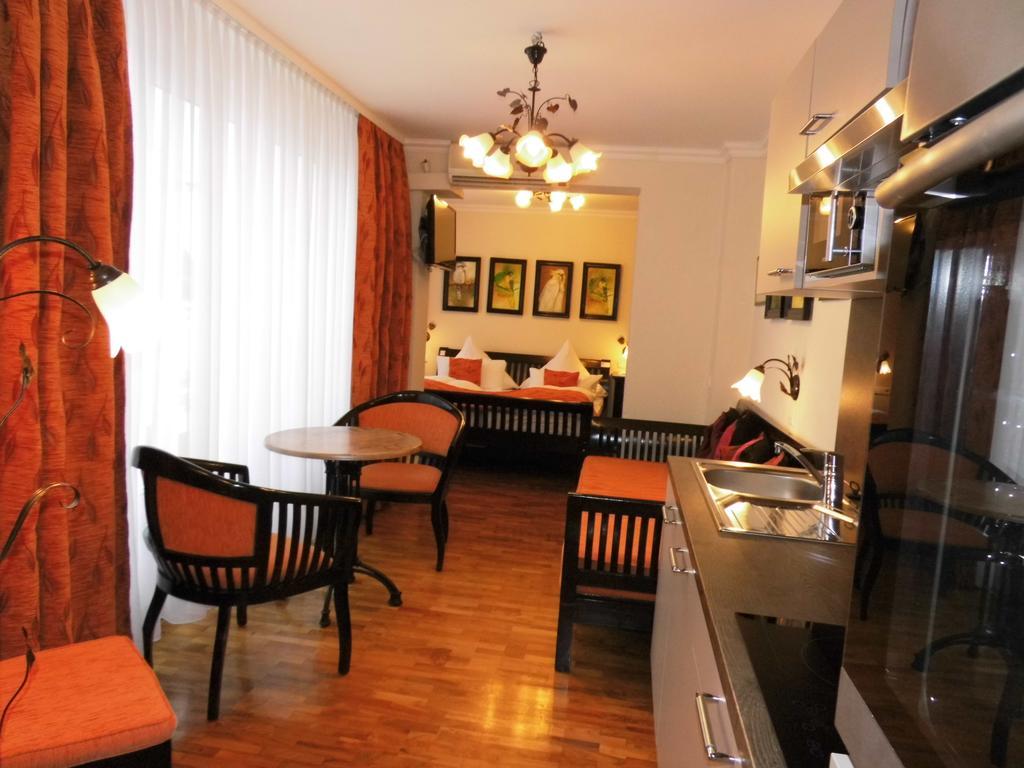 Aparthotel Guzulka & Restaurant Berlino Esterno foto