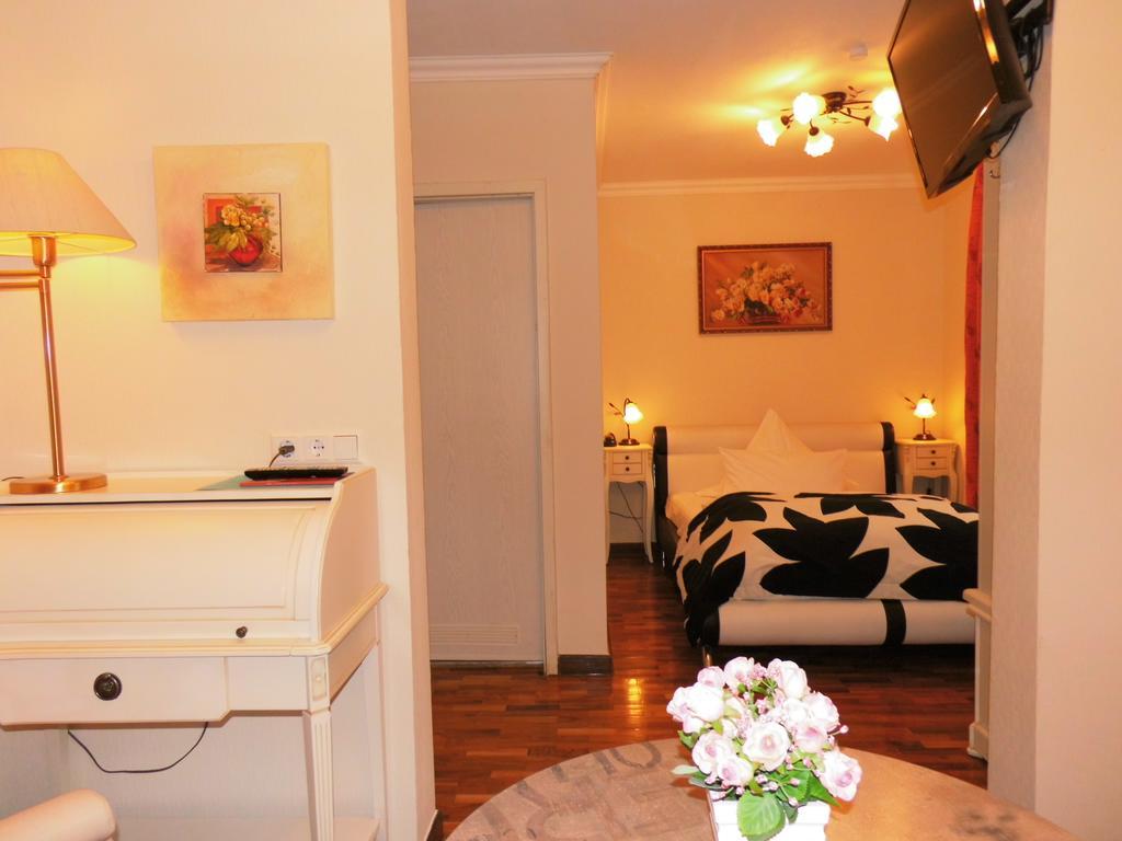 Aparthotel Guzulka & Restaurant Berlino Esterno foto